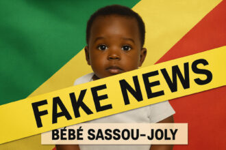 Photomontage satirique d’un bébé devant le drapeau de la République du Congo, avec un bandeau jaune barré de l’inscription FAKE NEWS et le texte Bébé Sassou-Joly